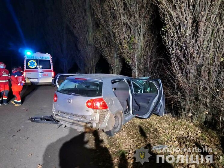 Под Луцком автомобиль врезался в дерево, погибли три человека