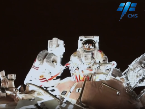 Китайская астронавтка впервые вышла в открытый космос