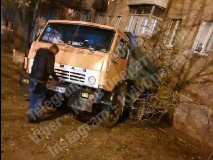 У Києві вантажівка в'їхала у житловий будинок. Відео