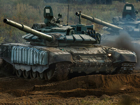 РФ стягивает танки к границе Украины – Bloomberg