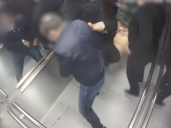Пенитенциарная служба Грузии опубликовала видео, на котором видно, как Саакашвили за руки и ноги затаскивали в тюремную больницу