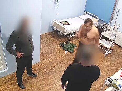 Саакашвили спорит в палате с двумя мужчинами без халатов