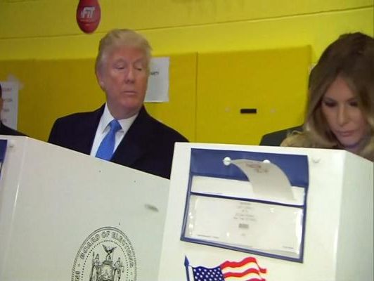 Во время голосования Трамп проверил, какой выбор сделала его жена Меланья