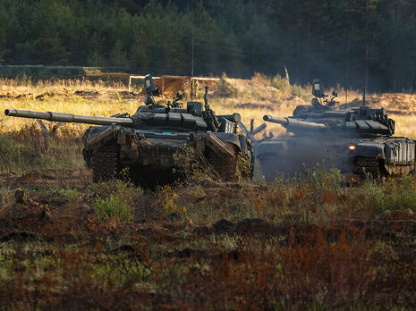 Bloomberg написало 8 листопада, що Росія перекидає танки до українського кордону
