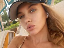 "Нереально сексуальная", "Шикарный пресс!" Полякова снялась в крошечном купальнике