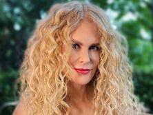 "Плохая девочка", "Мисс ноги". 54-летняя Николь Кидман в вечернем платье оголила бедро