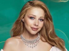 "Секси", "Скандал". Тина Кароль подняла ногу перед камерой, засветив интимную зону