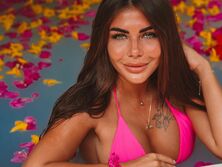 "Ах, эти булки", "Трусы с лобком открытым". Блогер Стужук в микробикини рассказала о душевном оргазме