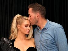 "Самая красивая свадьба из всех". Пэрис Хилтон вышла замуж и показала первое свадебное фото