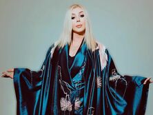 "Есть огромное желание пошалить". Ирина Билык надела металлические конусы на грудь. Фото