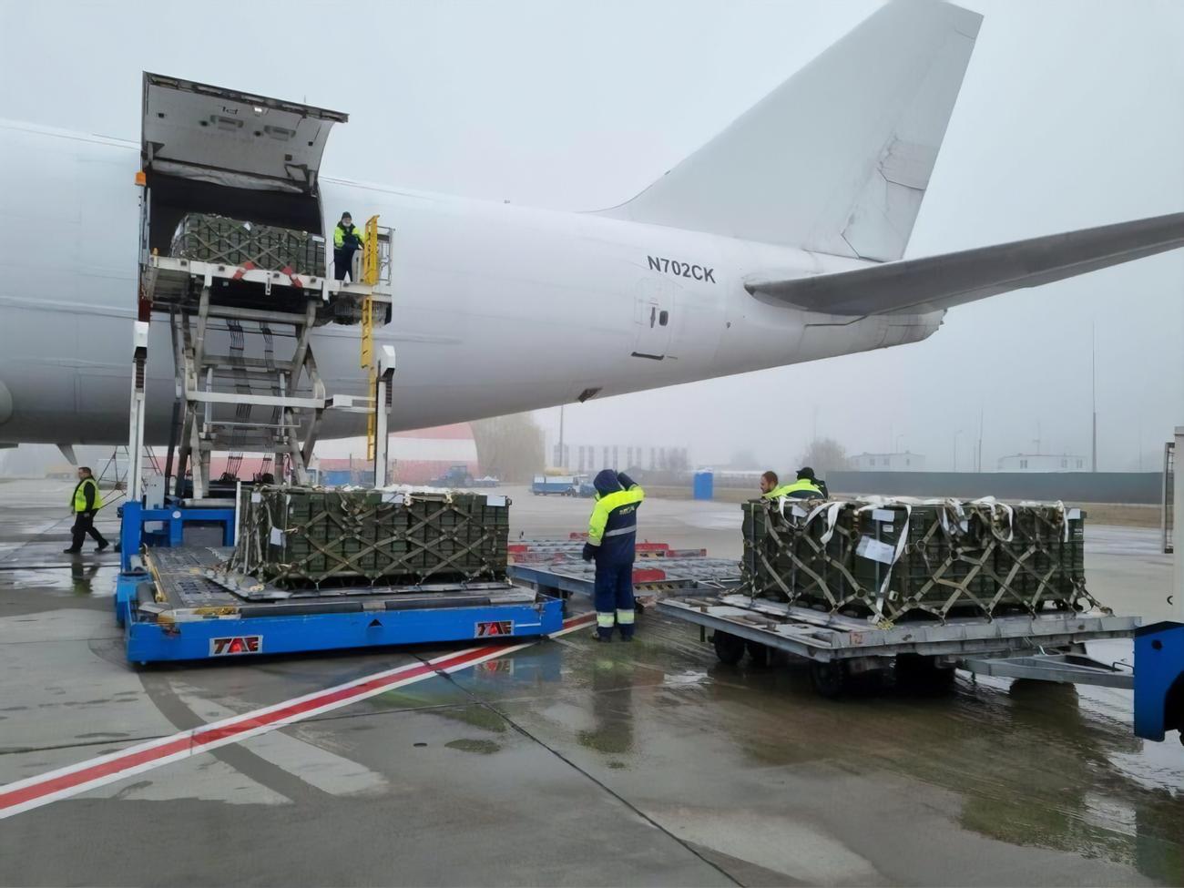 Около 80 тыс. кг боеприпасов. В Украину доставили четвертую партию военной помощи США