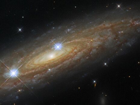 На фотографії перед галактикою UGC 11537 можна також побачити дві зірки із Чумацького Шляху