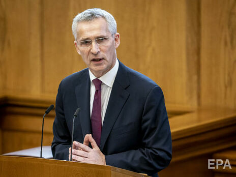 Столтенберг: Россия сосредоточивает военную технику и силы возле Украины