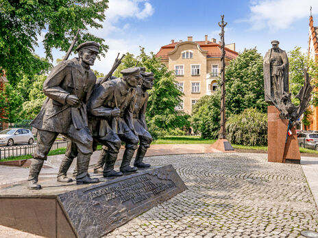 У Польщі затримали українця, який розмалював пам'ятник Пілсудському – ЗМІ