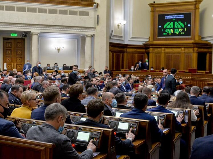 В Верховную Раду проходят восемь партий. Среди них "Сила и честь", партия Разумкова и "Украинская стратегия Гройсмана" – опрос