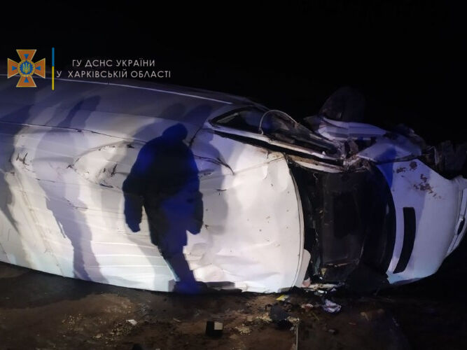У Харківській області перекинувся мікроавтобус із пасажирами, загинув водій – ДСНС