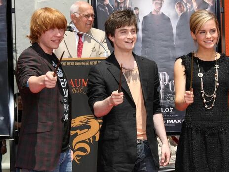 Деніел Редкліфф (у центрі), Руперт Грінт (ліворуч) та Емма Вотсон знялися в спецепізоді про пригоди Гаррі Поттера