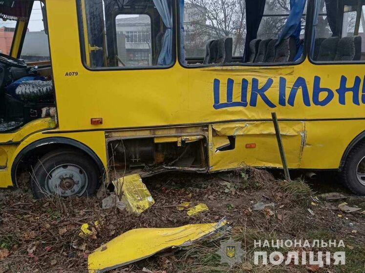 У Львівській області шкільний автобус зіткнувся з вантажівкою, діти дістали травми – поліція