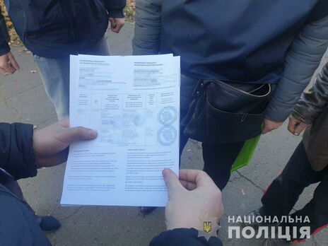 В Кривом Роге задержали мужчину, который делал в гараже поддельные COVID-сертификаты и продавал их по 1200 грн