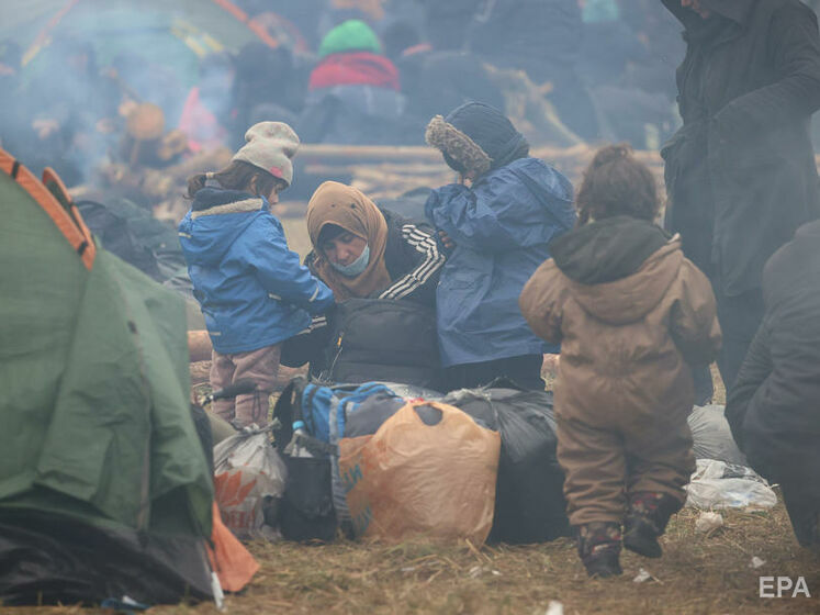 Мігранти покидають табір на кордоні з Польщею