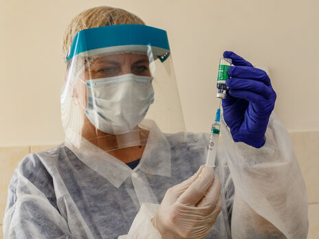 В Украине за сутки сделали 298 тыс. прививок от COVID-19