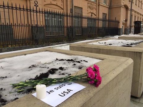 К посольству США в Москве принесли свечку и плакат 