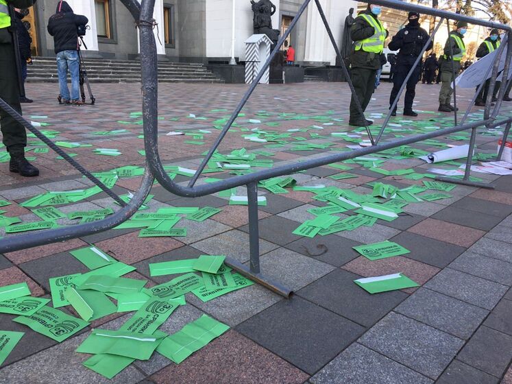 Для "Слуги народа" принесли конверты с "30 сребрениками". Участники флешмоба в Киеве потребовали снять с рассмотрения законопроект о столице
