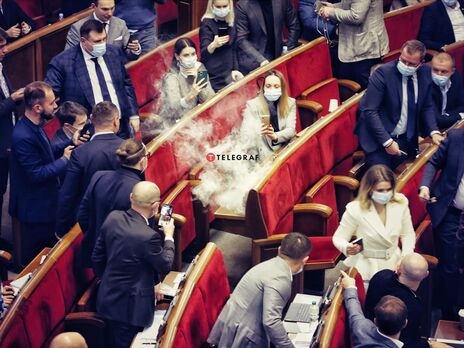 У Раді знову задимів пульт для голосування одного з нардепів. Відео