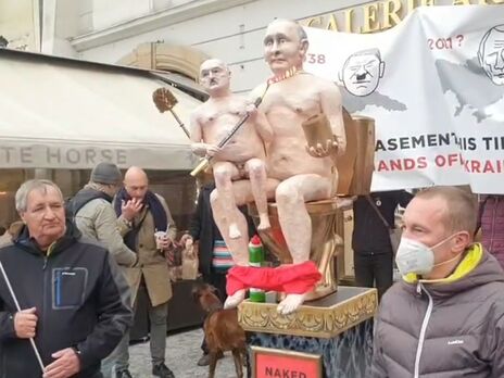 В Праге голые куклы Путина и Лукашенко усадили на золотой унитаз у посольства Беларуси. Видео