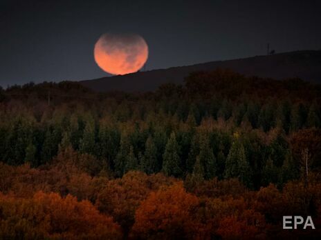 19 листопада жителі Землі спостерігають найтриваліше місячне затемнення за 580 років