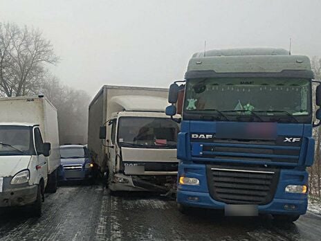 Через перший сніг у Сумській області сталася масштабна ДТП. Відео