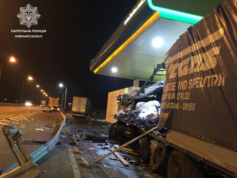 Під Києвом сталася аварія на АЗС за участю двох фур