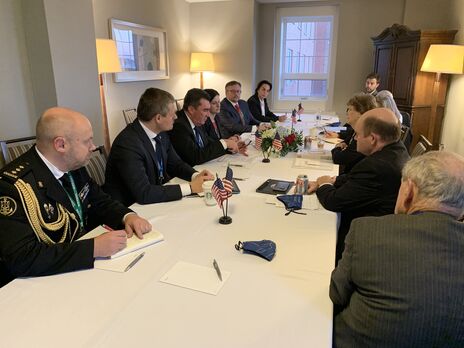Данилов (третий слева) провел встречу с сенаторами США