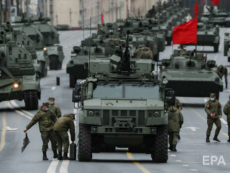 Согласно данным американской разведки, в вероятном вторжении России могут быть задействованы до 100 тыс. солдат, пишет Bloomberg