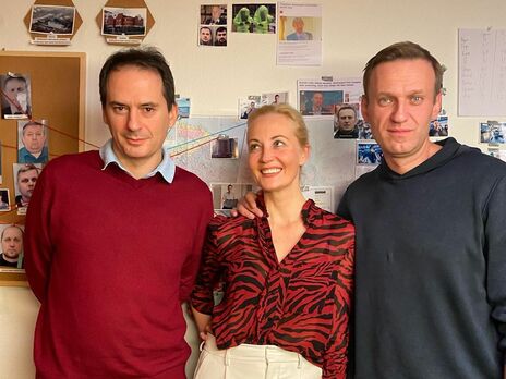 Христо Грозев, Юлия Навальная и Алексей Навальный в декабре 2020 года в Германии, перед возвращением российского оппозиционера в РФ