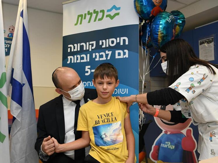 В Ізраїлі розпочали COVID-вакцинацію дітей. Прем'єр привів на щеплення сина