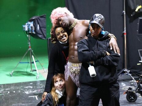 Муиньо (слева внизу) сняла для рэпера Lil Nas X (в центре) клип на трек Montero
