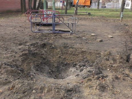 В Марьинке ночью снаряды упали возле детской площадки. Фоторепортаж