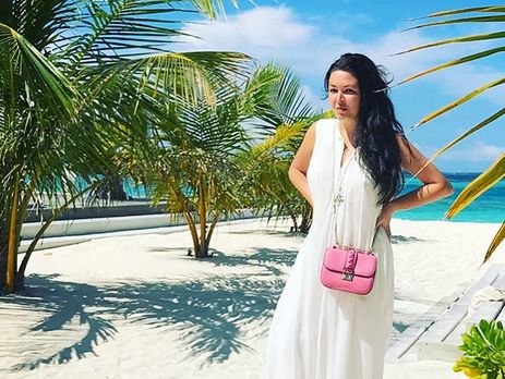 Дубцова на Мальдивах показала бюст в глубоком декольте