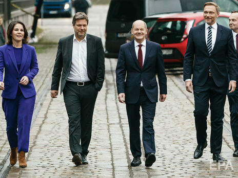 Новым канцлером Германии станет Шольц (второй справа)
