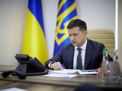 Зеленский (на фото) проинформировал Дуду о развитии ситуации с безопасностью на востоке Украины