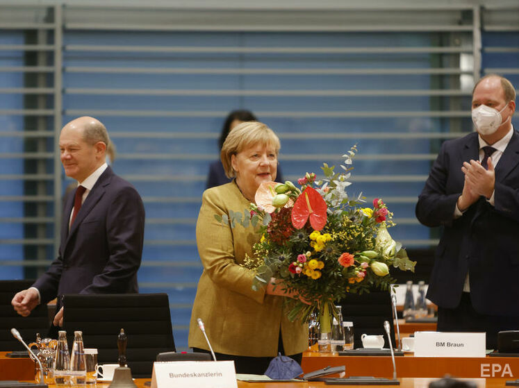 Меркель просить провести її з посади канцлерки піснею панк-рокерші