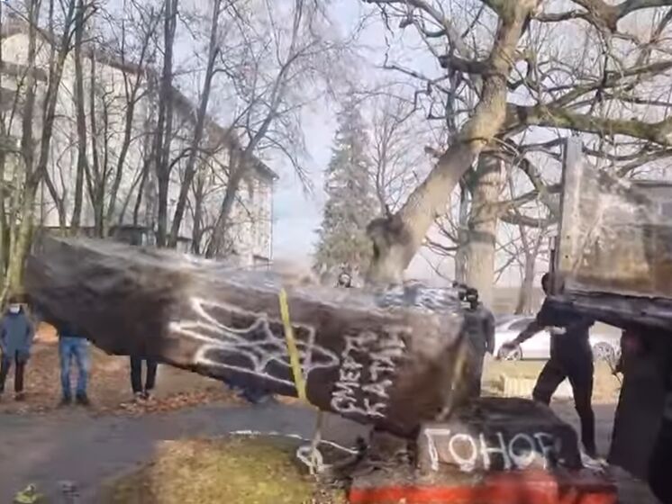 В Киевской области снесли памятник НКВД