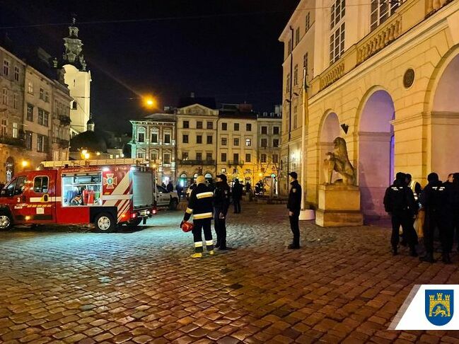 Із львівської Ратуші евакуювали людей через предмет, схожий на гранату. Він виявився дерев'яним муляжем