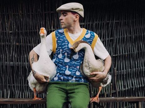 Исполнителя хита 