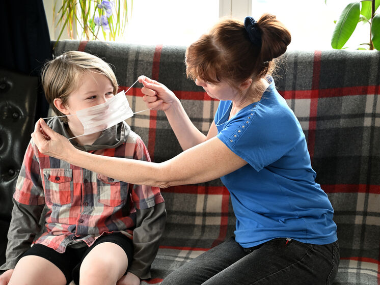 В Англии детей с седьмого класса обязали носить маски в общественных местах из-за штамма "Омикрон"