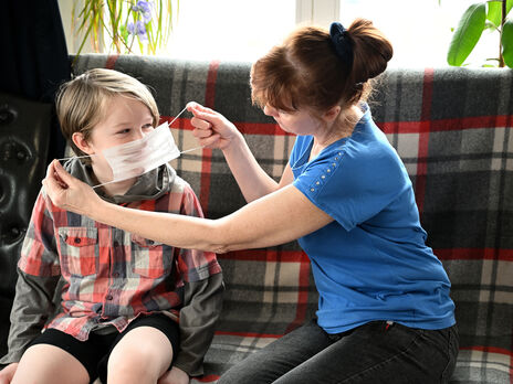 В Англії дітей із сьомого класу зобов'язали носити маски у громадських місцях через штам 
