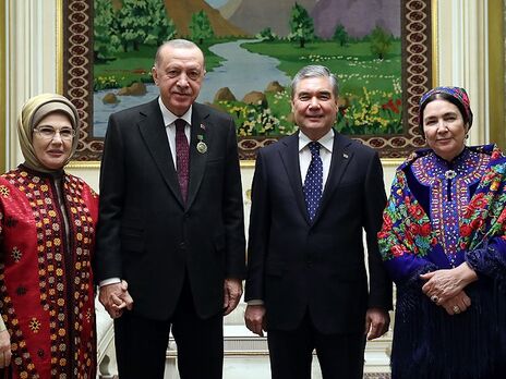Турецкие СМИ опубликовали фото первой леди Туркменистана. Ранее она не появлялась на публичных мероприятиях