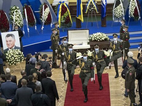 У Києві відбулася церемонія прощання з Омельченком. Його поховали поряд із могилами Звягільського та Чапкіса. Фоторепортаж