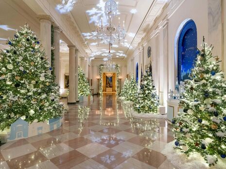41 елка, фото бывших президентов и носки над камином. Белый дом украсили к Рождеству. Фоторепортаж